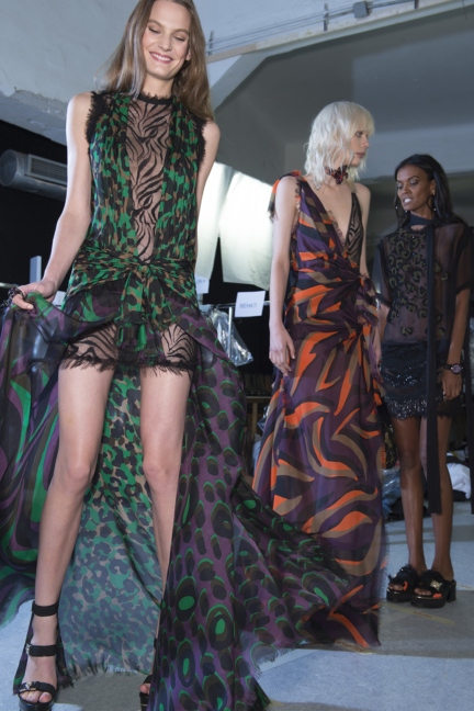 versace-milan-fashion-week-spring-summer-2016-backstage-138
