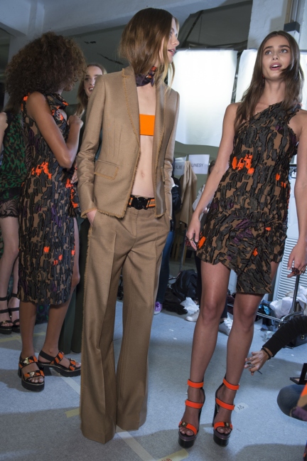 versace-milan-fashion-week-spring-summer-2016-backstage-139