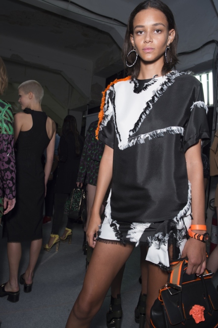 versace-milan-fashion-week-spring-summer-2016-backstage-142