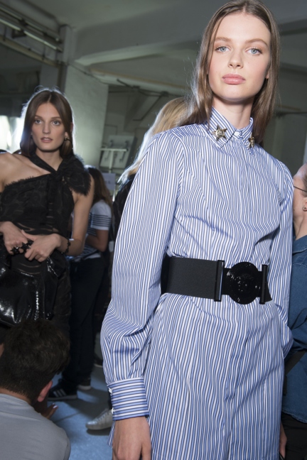 versace-milan-fashion-week-spring-summer-2016-backstage-147