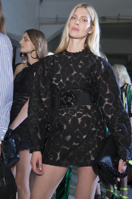 versace-milan-fashion-week-spring-summer-2016-backstage-150