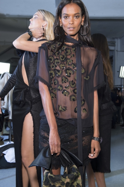 versace-milan-fashion-week-spring-summer-2016-backstage-152