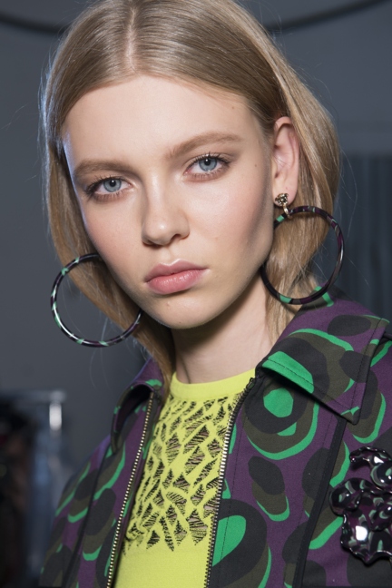 versace-milan-fashion-week-spring-summer-2016-backstage-16