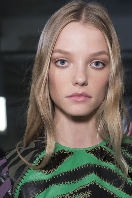 versace-milan-fashion-week-spring-summer-2016-backstage-17