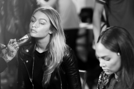 versace-milan-fashion-week-spring-summer-2016-backstage-173