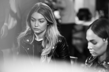versace-milan-fashion-week-spring-summer-2016-backstage-174
