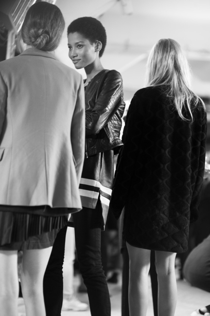 versace-milan-fashion-week-spring-summer-2016-backstage-176