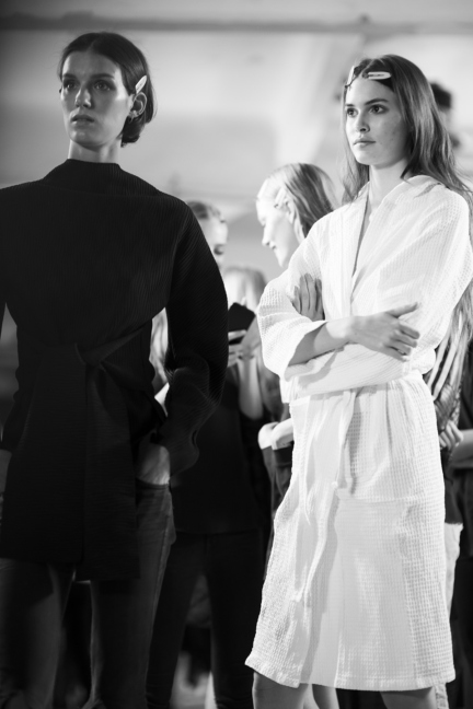 versace-milan-fashion-week-spring-summer-2016-backstage-177