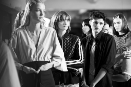 versace-milan-fashion-week-spring-summer-2016-backstage-179