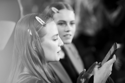 versace-milan-fashion-week-spring-summer-2016-backstage-187