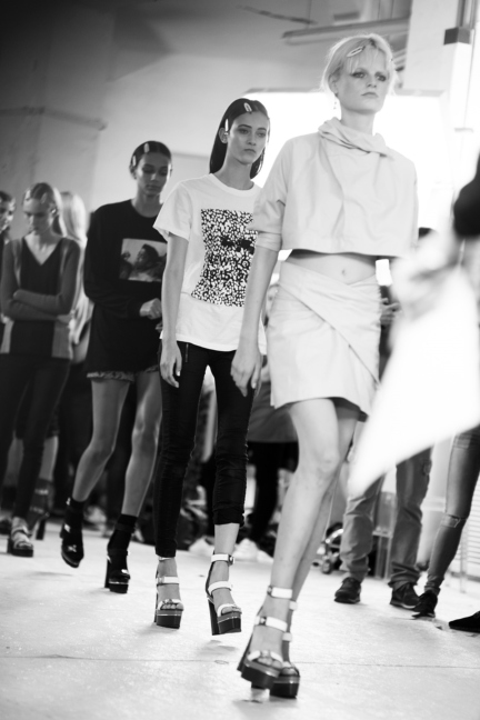 versace-milan-fashion-week-spring-summer-2016-backstage-190
