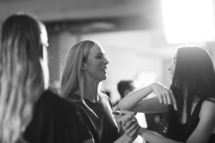 versace-milan-fashion-week-spring-summer-2016-backstage-195