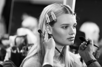 versace-milan-fashion-week-spring-summer-2016-backstage-197