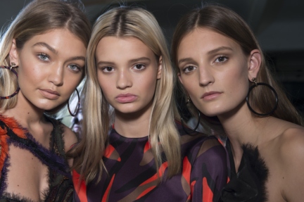 versace-milan-fashion-week-spring-summer-2016-backstage-2