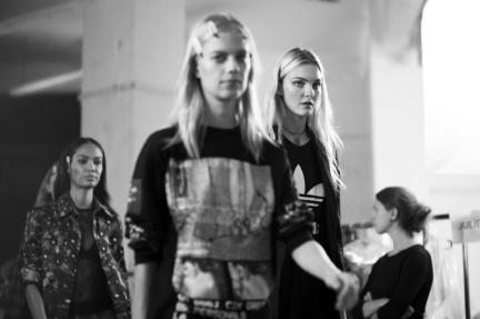 versace-milan-fashion-week-spring-summer-2016-backstage-203