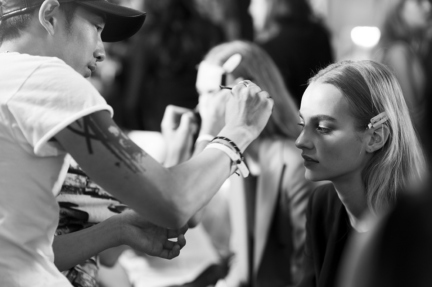 versace-milan-fashion-week-spring-summer-2016-backstage-204