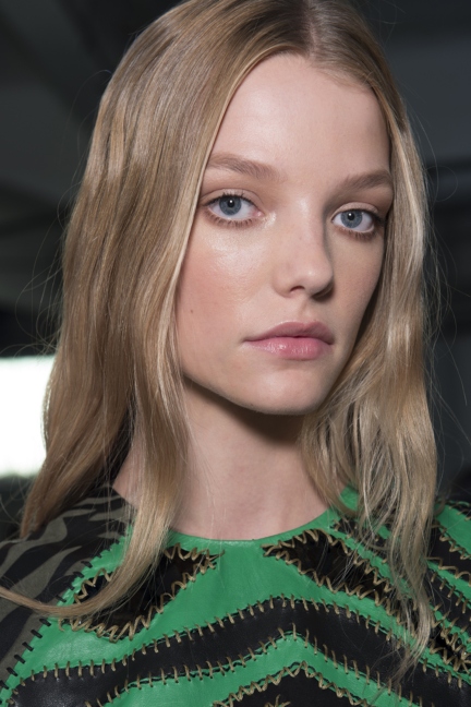 versace-milan-fashion-week-spring-summer-2016-backstage-21