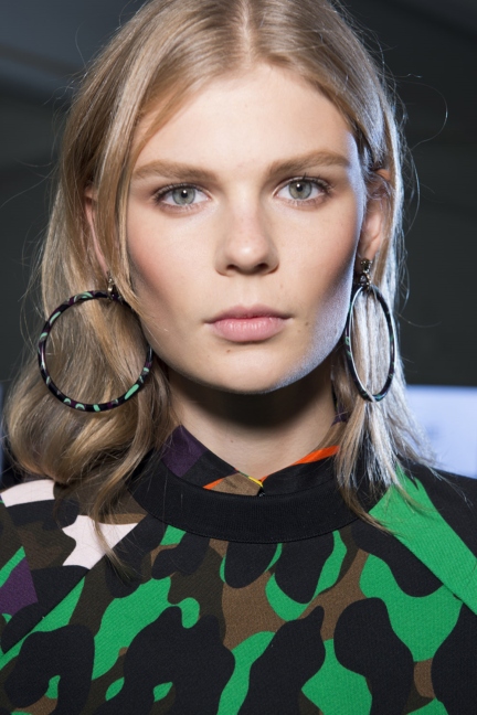 versace-milan-fashion-week-spring-summer-2016-backstage-210