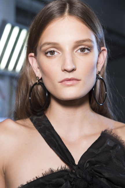 versace-milan-fashion-week-spring-summer-2016-backstage-211