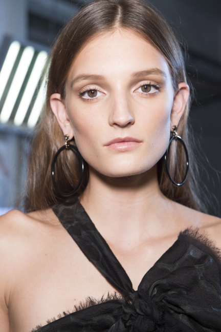 versace-milan-fashion-week-spring-summer-2016-backstage-212