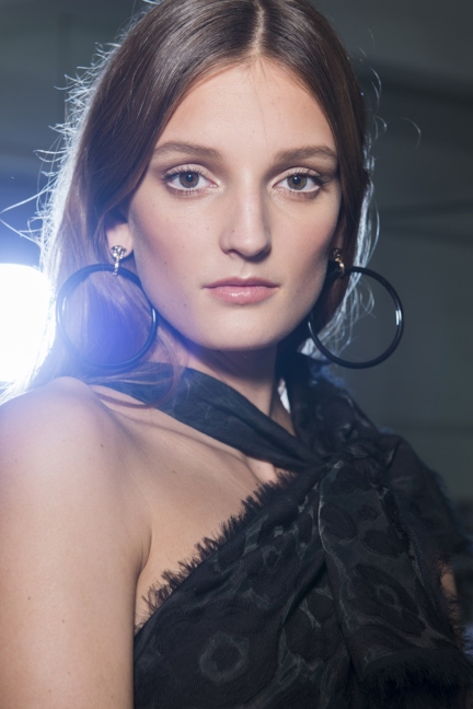 versace-milan-fashion-week-spring-summer-2016-backstage-213