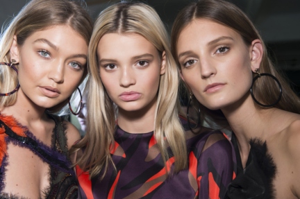 versace-milan-fashion-week-spring-summer-2016-backstage-216