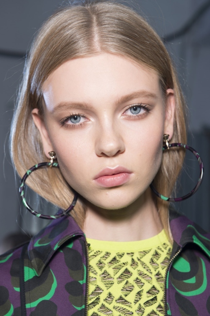 versace-milan-fashion-week-spring-summer-2016-backstage-229