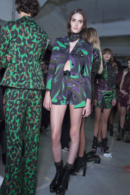 versace-milan-fashion-week-spring-summer-2016-backstage-240