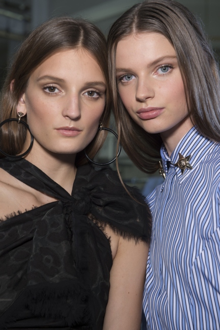 versace-milan-fashion-week-spring-summer-2016-backstage-27