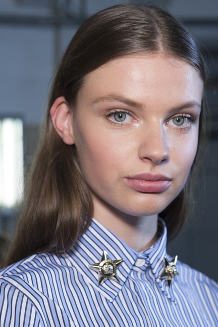 versace-milan-fashion-week-spring-summer-2016-backstage-28