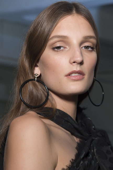 versace-milan-fashion-week-spring-summer-2016-backstage-29