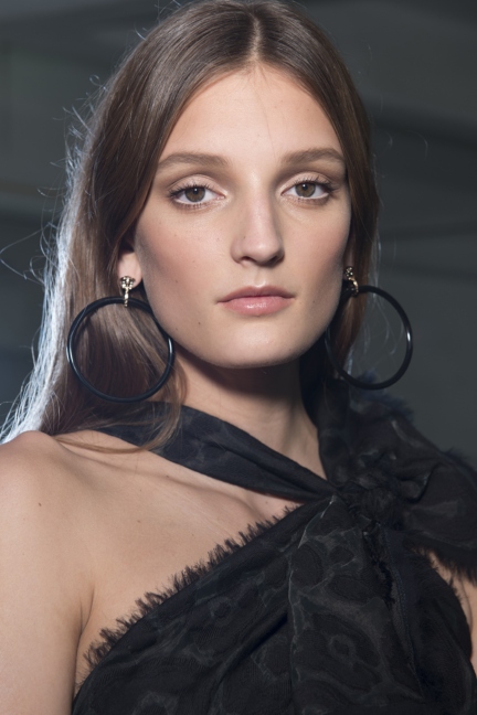 versace-milan-fashion-week-spring-summer-2016-backstage-30