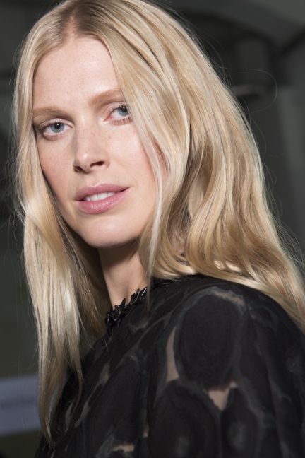 versace-milan-fashion-week-spring-summer-2016-backstage-31