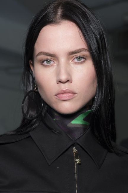 versace-milan-fashion-week-spring-summer-2016-backstage-32