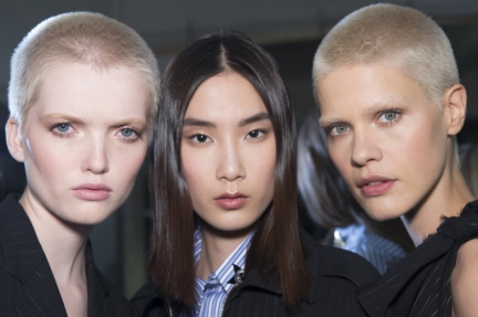 versace-milan-fashion-week-spring-summer-2016-backstage-33