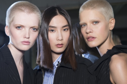 versace-milan-fashion-week-spring-summer-2016-backstage-34