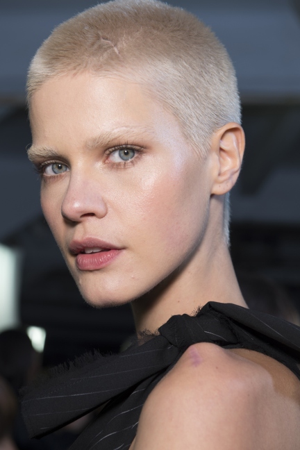 versace-milan-fashion-week-spring-summer-2016-backstage-37