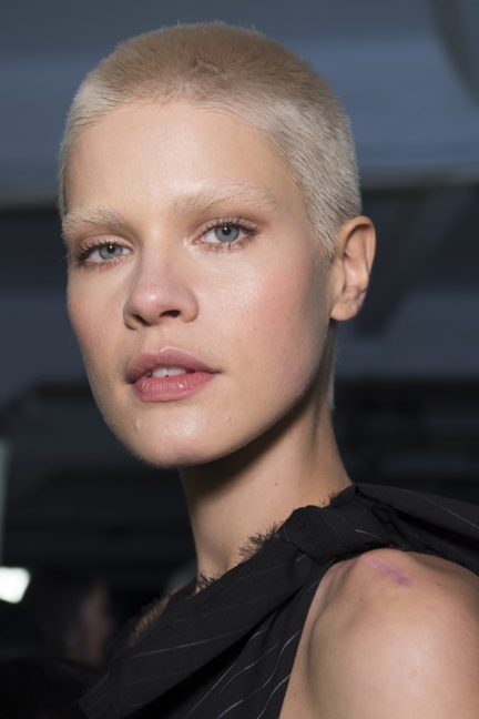 versace-milan-fashion-week-spring-summer-2016-backstage-38
