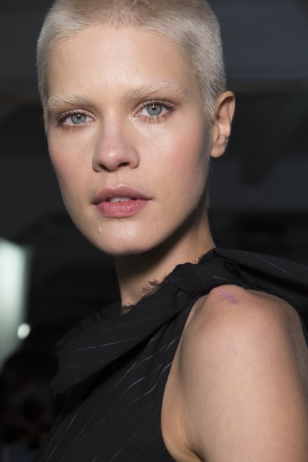 versace-milan-fashion-week-spring-summer-2016-backstage-39