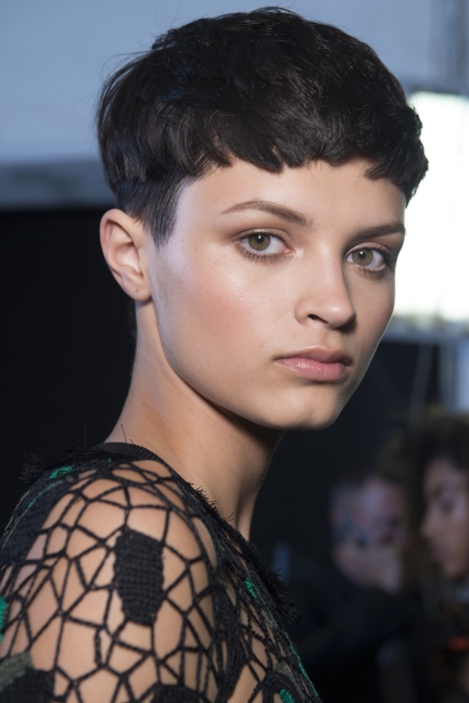versace-milan-fashion-week-spring-summer-2016-backstage-40