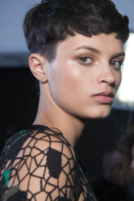 versace-milan-fashion-week-spring-summer-2016-backstage-41