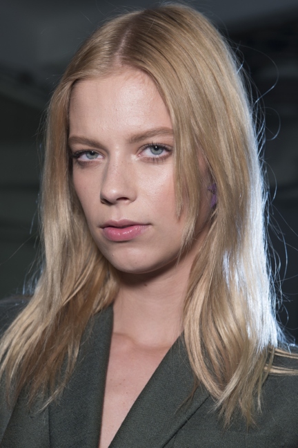 versace-milan-fashion-week-spring-summer-2016-backstage-44