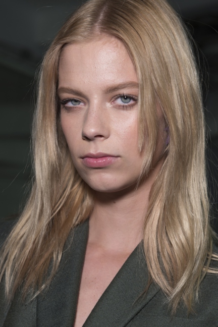 versace-milan-fashion-week-spring-summer-2016-backstage-45