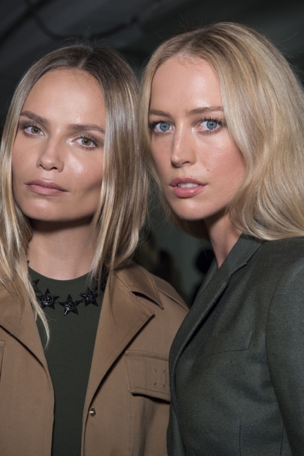 versace-milan-fashion-week-spring-summer-2016-backstage-46