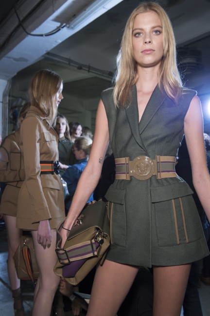 versace-milan-fashion-week-spring-summer-2016-backstage-51