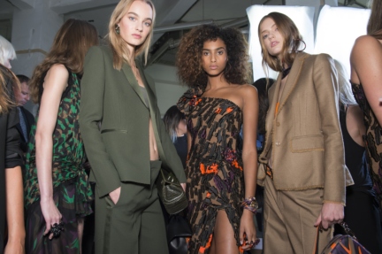 versace-milan-fashion-week-spring-summer-2016-backstage-55