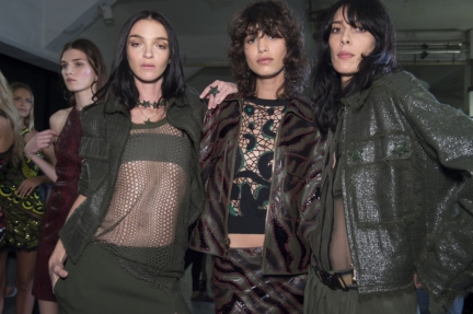 versace-milan-fashion-week-spring-summer-2016-backstage-64