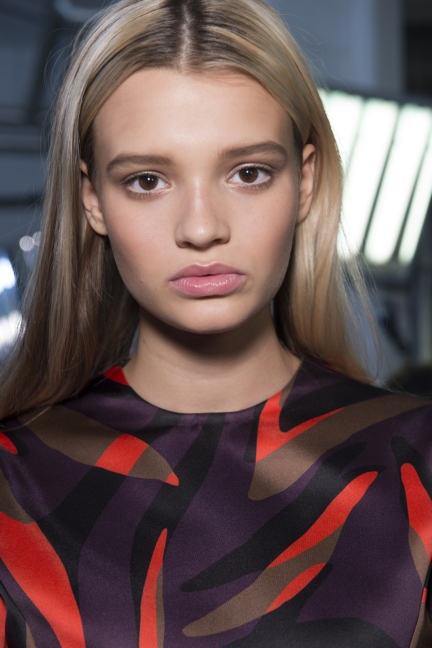 versace-milan-fashion-week-spring-summer-2016-backstage-7