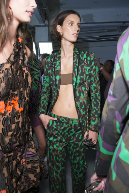versace-milan-fashion-week-spring-summer-2016-backstage-74