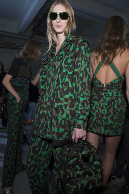 versace-milan-fashion-week-spring-summer-2016-backstage-82